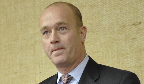 Gerhard Gribkowsky Porträt eines Mannes in Anzug und Krawatte vor einem beigen Hintergrund.