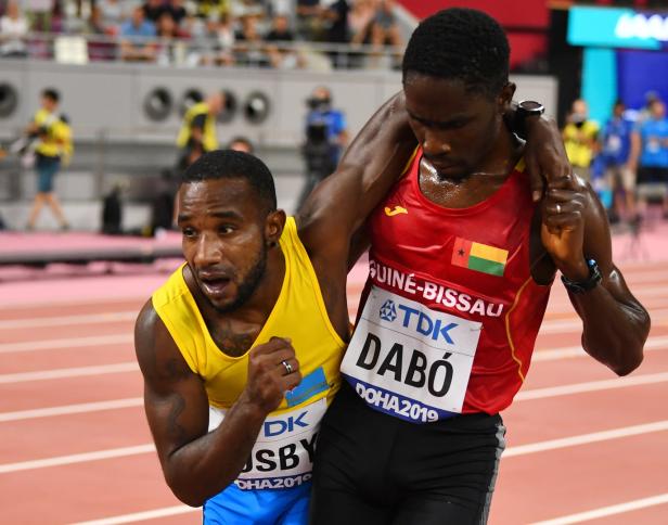 Berührende Szenen in Doha: Läufer trägt Rivalen über die Ziellinie