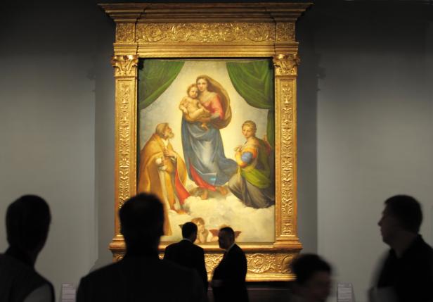 Besucher betrachten Raffaels „Sixtinische Madonna“ in einem Museum.
