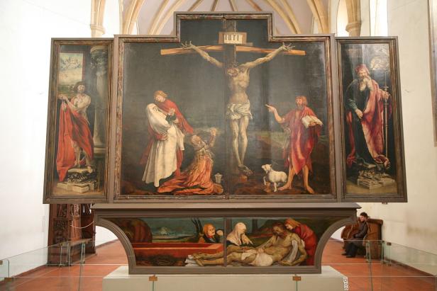 Der Isenheimer Altar von Matthias Grünewald zeigt die Kreuzigung Jesu und weitere biblische Szenen.