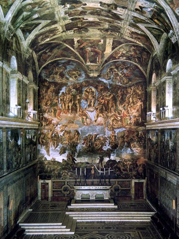 Die Sixtinische Kapelle mit dem Altar und dem berühmten Fresko „Das Jüngste Gericht“ von Michelangelo.