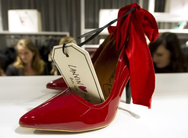 Ein Paar rote Lackleder-Pumps mit Schleife und einem Preisschild von Lanvin für H&M.