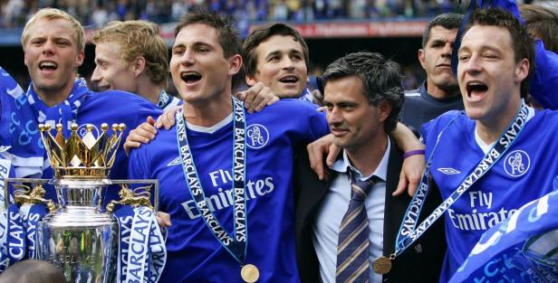 Spieler und Trainer José Mourinho feiern den Gewinn der Premier League mit dem FC Chelsea.