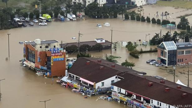 Überschwemmungen durch Taifun Mitag