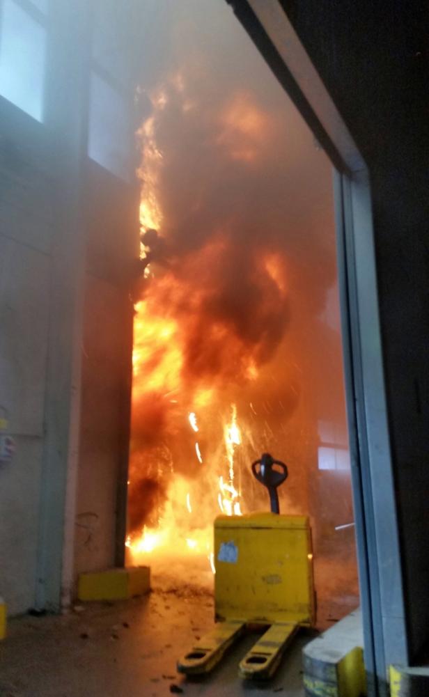 Brand Liesing, Wiener Berufsfeuerwehr… Wien: 40 Feuerwehrleute bekämpften Lkw-Brand