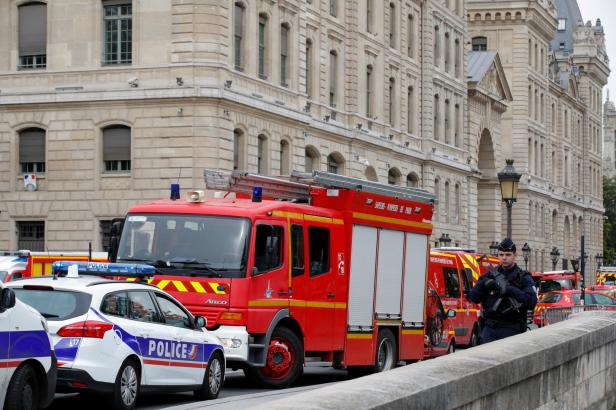Messerattacke in Paris: Angreifer tötet vier Polizisten