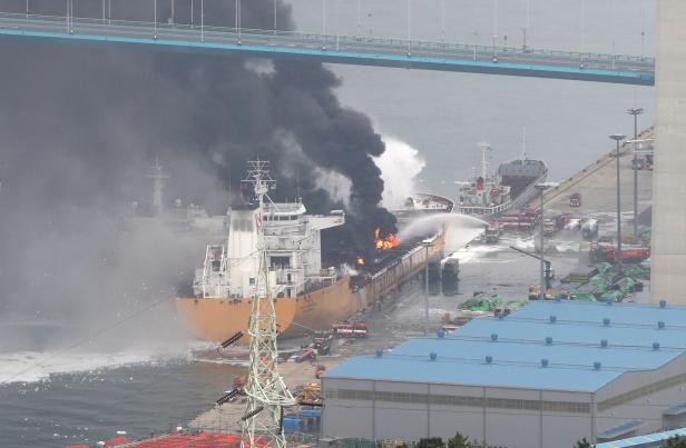 Video: Riesiger Feuerball nach Explosion auf Chemikalien-Tanker 