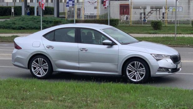 Kommender Skoda Octavia mit cleverer Tarnung erwischt