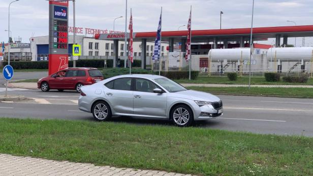 Kommender Skoda Octavia mit cleverer Tarnung erwischt