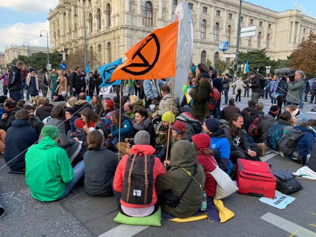 Klimaaktivisten blockieren Straße: Polizei löst Versammlung auf