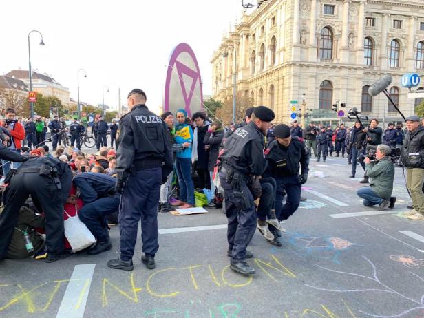 Klimaaktivisten blockieren Straße: Polizei löst Versammlung auf