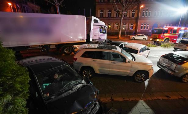Limburg: Mann stiehlt LKW und fährt in Autos