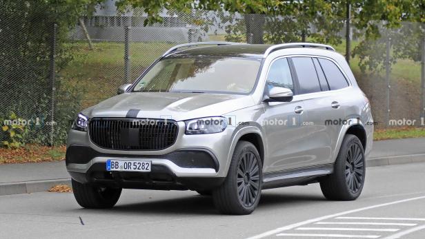 Ein silberner Maybach-SUV fährt auf einer Straße.
