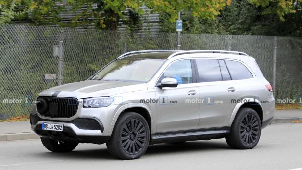 Ein silberfarbener Maybach GLS fährt auf einer Straße.