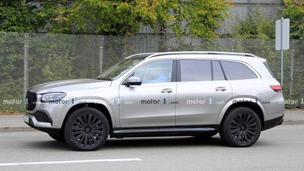 Ein silberner Mercedes-Benz GLS fährt auf einer Straße.