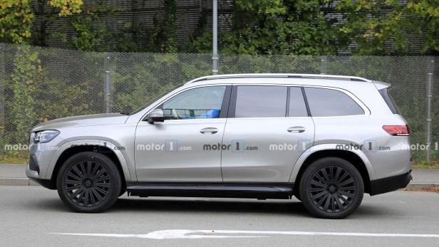 Ein silberner Mercedes-Benz GLS fährt auf einer Straße.
