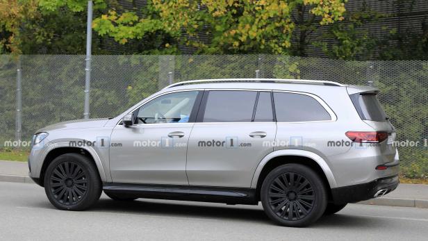 Ein silberner Mercedes-Benz GLS fährt auf einer Straße.