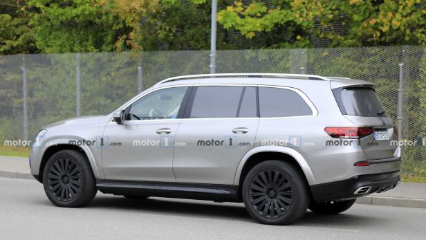 Ein silberner Mercedes-Benz GLS mit schwarzen Felgen fährt auf einer Straße.