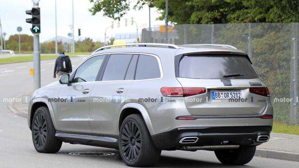 Ein silberfarbener SUV fährt auf einer Straße.