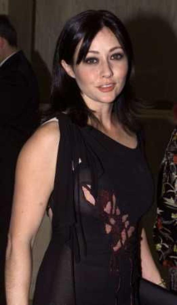 Shannen Doherty trägt ein schwarzes Kleid.