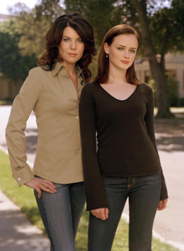 Lauren Graham und Alexis Bledel posieren zusammen im Freien.