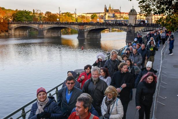 Tausende Fans nehmen in Prag am Sarg Abschied von Schlagerlegende Karel Gott