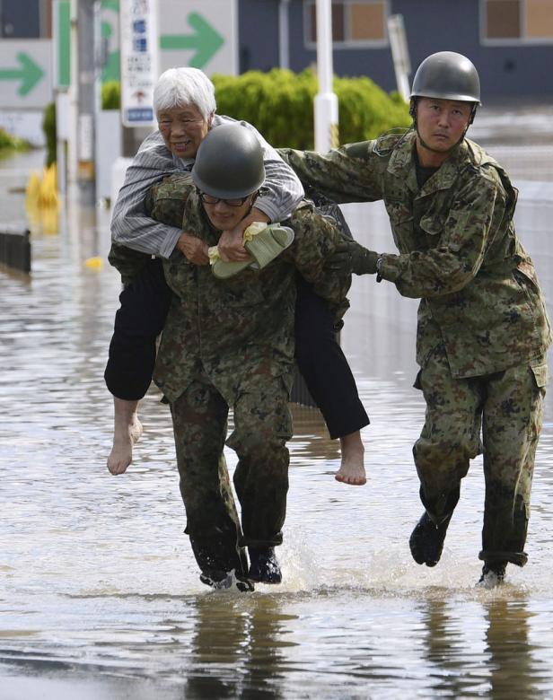 Unfassbare Bilder: Land unter in Japan, mindestens 26 Tote