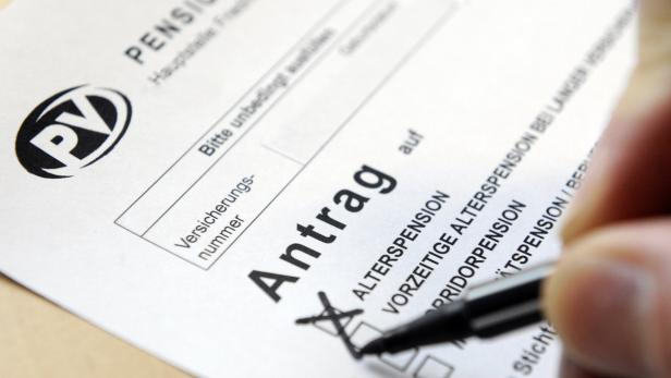 Ein Formular „Antrag auf Alterspension“ wird mit einem Stift ausgefüllt.