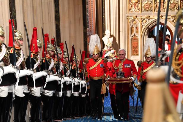 Hofzeremoniell wie vor 200 Jahren: Queen eröffnete Parlament
