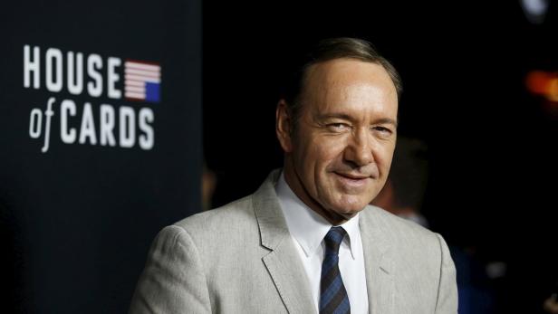 Kevin Spacey posiert vor einem „House of Cards“-Banner.