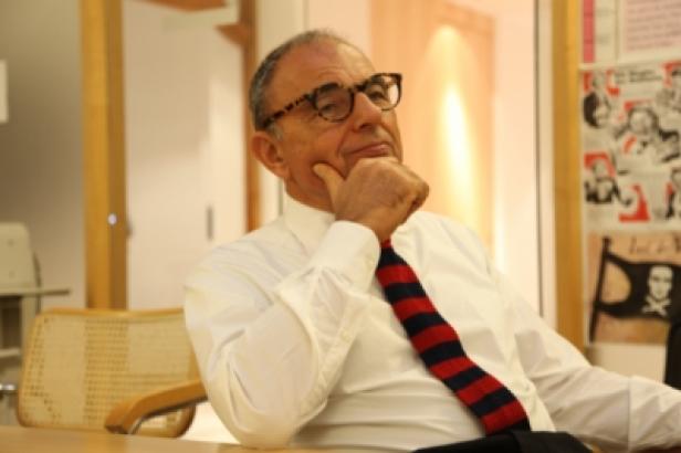 Mariusz Jan Demner/DMB Ein Mann mit Brille und Krawatte sitzt an einem Tisch und denkt nach.