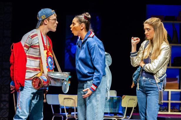 8_tdj_alles_gute_lukas_spitzenberg_als_benny_claudia_waldherr_als_alina_shirina_granmayeh_als_nadine_c_rita_newman.jpg 8_tdj_alles_gute_lukas_spitzenberg_als_benny_claudia_waldherr_als_alina_shirina_granmayeh_als_nadine_c_rita_newman.jpg
