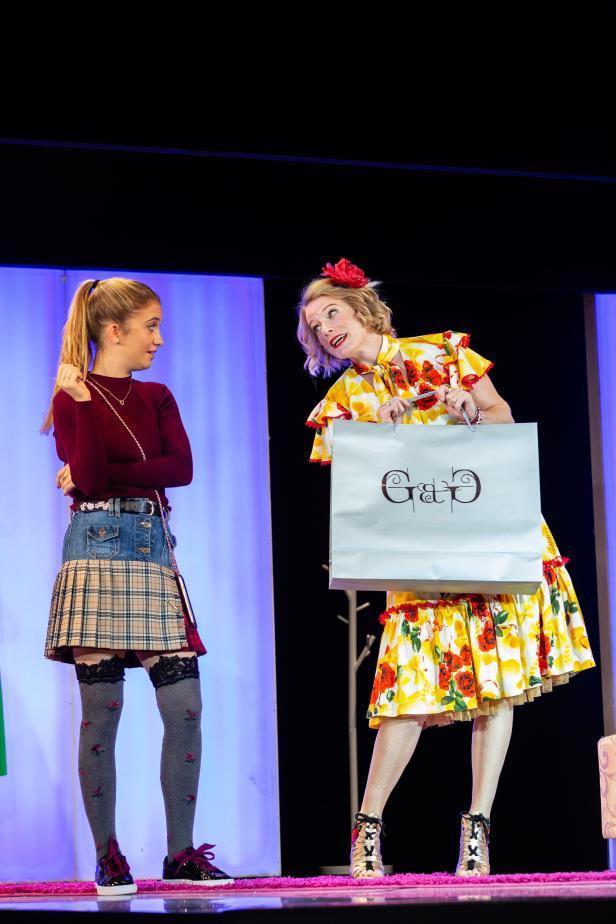 10_tdj_alles_gute_shirina_granmayeh_als_nadine_elisa_seydel_als_nadines_mutter_c_rita_newman.jpg