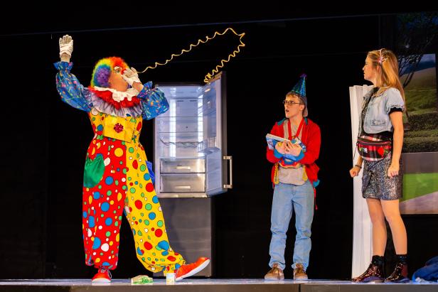 14_tdj_alles_gute_karoline-anni_reingraber_als_clown_lukas_spitzenberg_als_benny_shirina_granmayeh_als_nadine_c_rita_newman.jpg