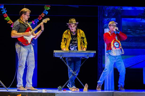 18_tdj_alles_gute_lars_wellings_als_manuel_sebastian_von_malfer_als_tobias_lukas_spitzenberg_als_benny_c_rita_newman.jpg