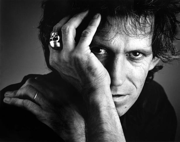 Schwarzweißporträt von Keith Richards mit einem Totenkopfring.