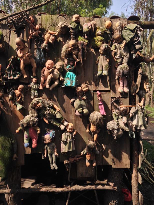 Eine Insel, auf der Hunderte Puppen in Bäumen hängen