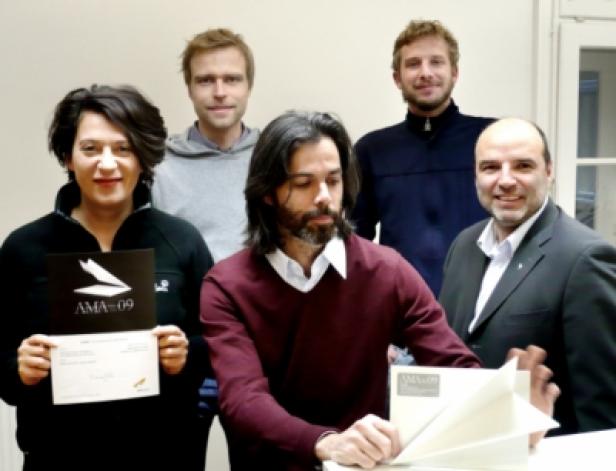 Springer & Jacoby Österreich-Team/S&J Eine Gruppe von fünf Personen posiert mit Urkunden für ein Foto.