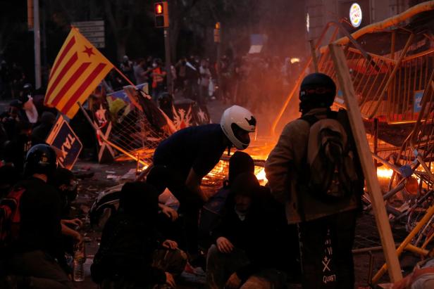 Gewaltexzesse hinterlassen Scherben und Ärger in Barcelona