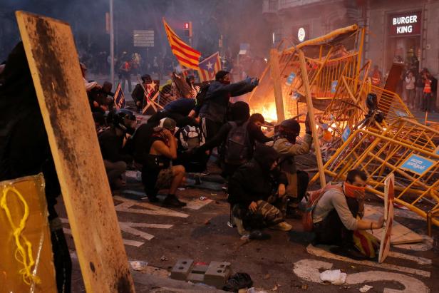 Gewaltexzesse hinterlassen Scherben und Ärger in Barcelona
