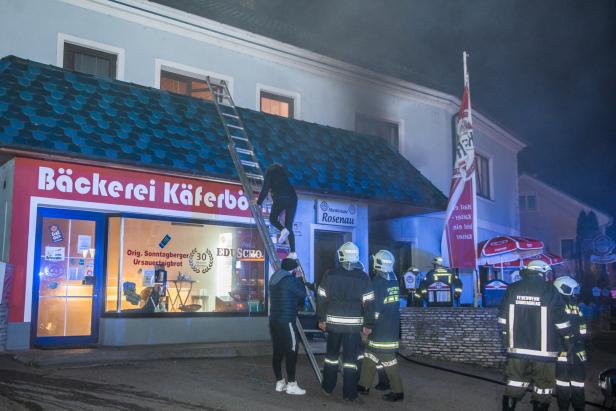 Niederösterreich: Zwölf Menschen bei Lokalbrand gerettet