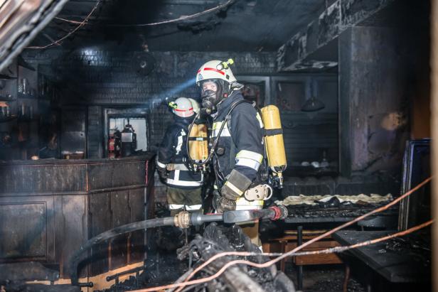 Niederösterreich: Zwölf Menschen bei Lokalbrand gerettet
