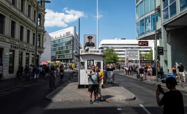 Am Checkpoint Charlie blüht das Geschäft mit der Nostalgie