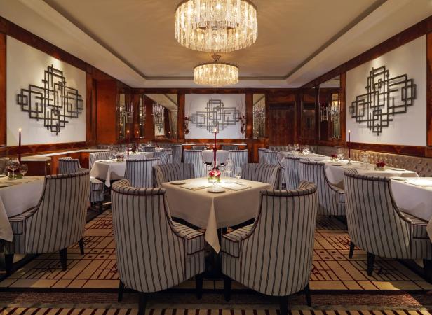 Ein elegant gedeckter Tisch in einem luxuriösen Restaurant.