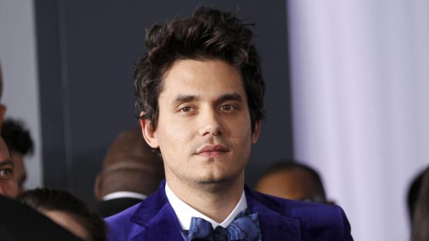 Porträt von John Mayer mit blauem Samtjackett und Fliege.