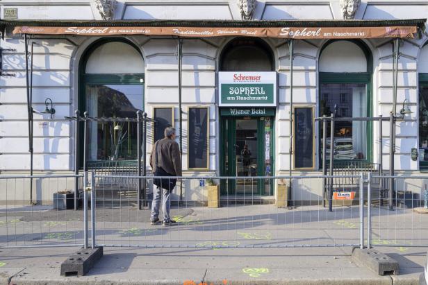 Ein Mann steht vor dem „Sopherl am Naschmarkt“, einem traditionellen Wiener Beisl.