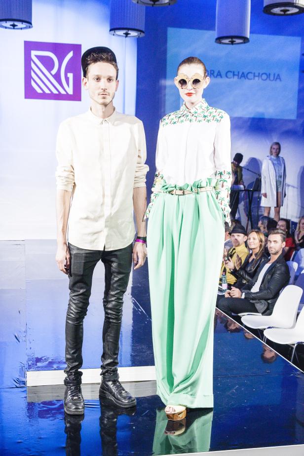 Zwei Models präsentieren Mode auf einem Laufsteg.