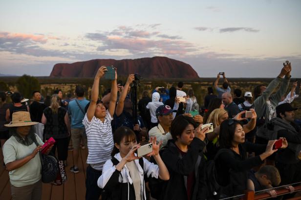 Vor Verbot: Touristen stürmen Australiens "Heiligen Berg"