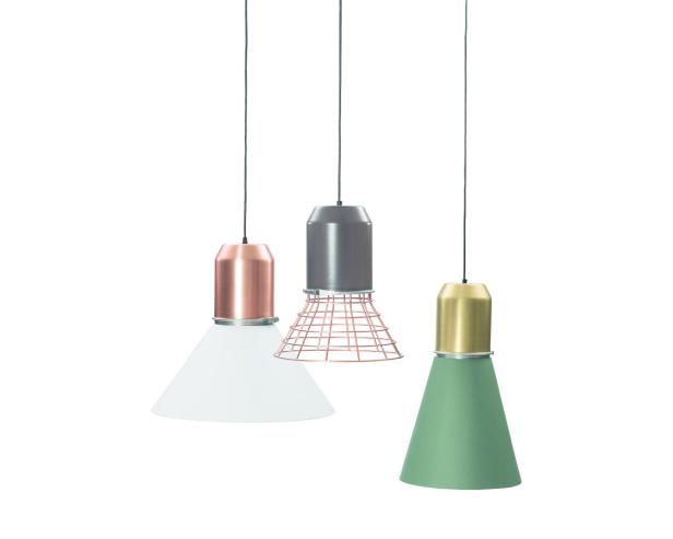 Drei moderne Hängelampen in verschiedenen Farben und Designs vor einem weißen Hintergrund.