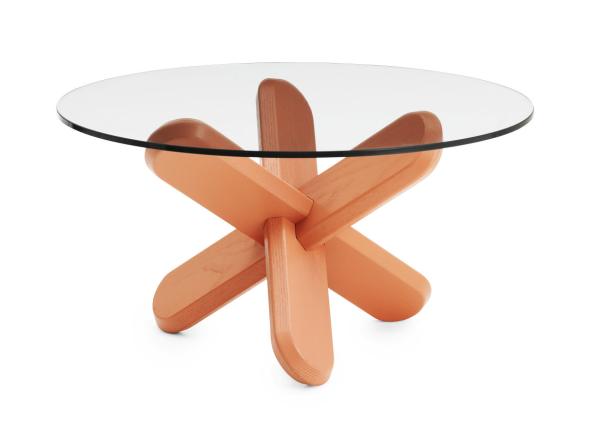 Ein runder Tisch mit einer Glasplatte und einem Untergestell aus orangefarbenem Holz.